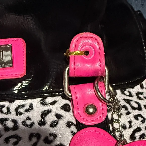 Claire's Black and Pink Heart Leopard Bag - Picture 4 of 8